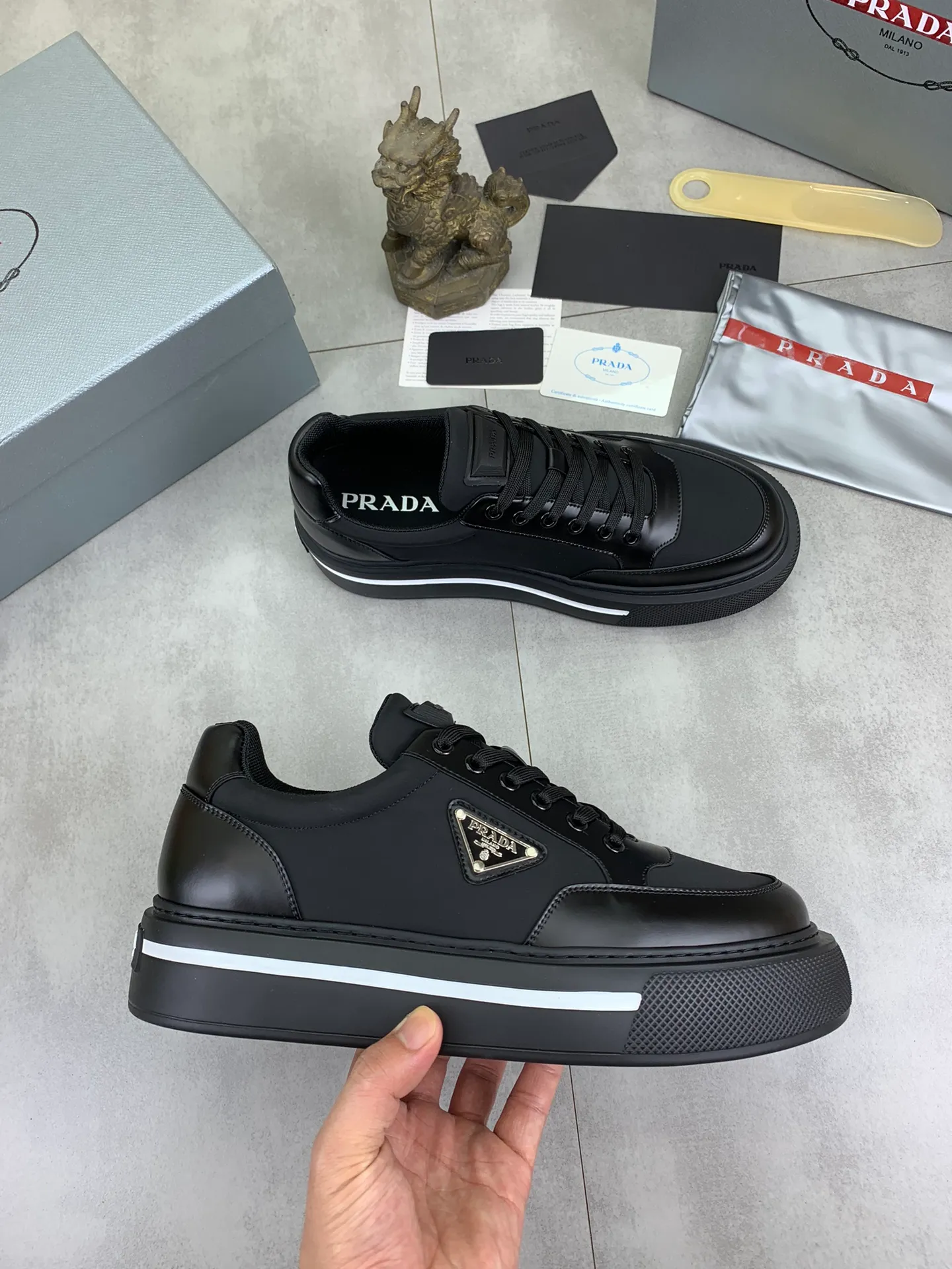 Men's shoes 💰P580 new (higher version) new models are available at PRADA counters simultaneously, new men's shoes, 😘 fabrics are selected from original calfskin. First layer of imported silk cowhide lining. The original version is awesome! 👍🏿Original open-molded non-slip PU outsole, with exquisite lines, simple and elegant, super comfortable and classy on foot, suitable for leisure travel. Code number: 38 to 44 (45 customized) 4️⃣ colors available